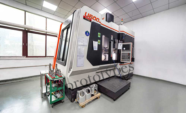 The difference between CNC machining center and CNC lathe